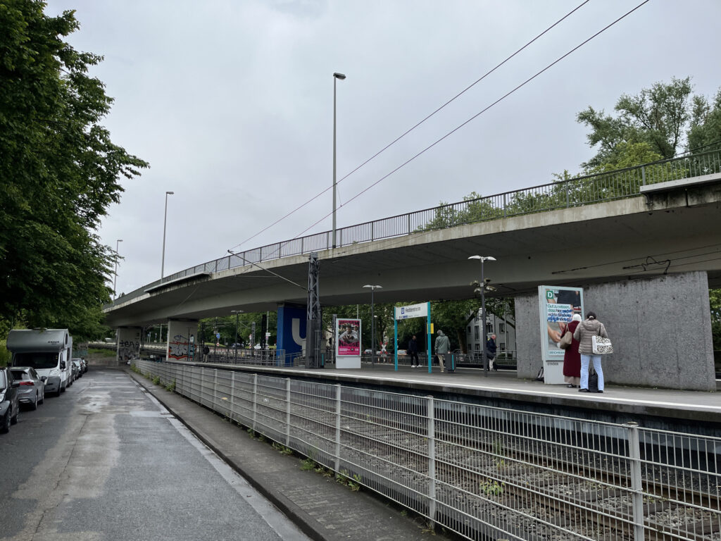 U-Bahn-Station Heddernheim, überspannt von der Maybachbrücke